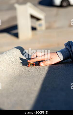 Reiten ein Mini-Skateboard oder Griffbrett auf Outdoor-Rampe Stockfoto