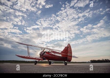 Vintage rot Waco Flugzeug sitzt auf Start-und Landebahn bei Sonnenaufgang in Maine Stockfoto