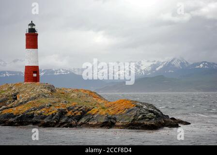 Rot-weißer Leuchtturm im Beagle-Kanal Stockfoto