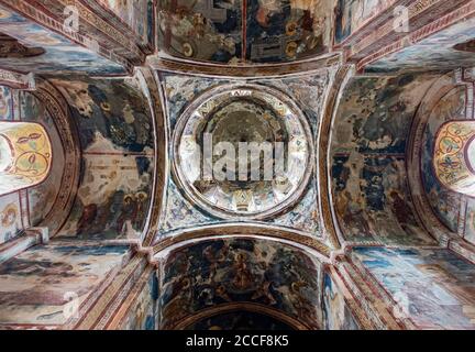 Wandmalereien in der Gewölbedecke der Georgisch-orthodoxen Georg-Kirche im mittelalterlichen Klosterkomplex Gelati, Kutaisi, Georgien Stockfoto