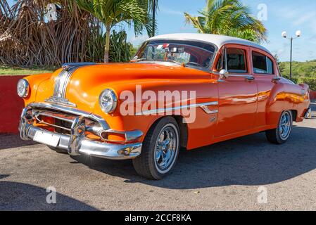 Vintage Pontiac, Kuba Taxi, geparkt, schräge Ansicht, Havanna, Palmenlandschaft Stockfoto