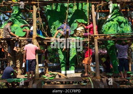 Menschen dekorieren Kolams in Tempelfest. Neelamperoor Padayani am Neelamperoor Palli Bhagavathi Tempel, Alappuzha. Stockfoto