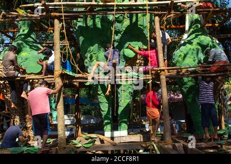 Menschen dekorieren Kolams in Tempelfest. Neelamperoor Padayani am Neelamperoor Palli Bhagavathi Tempel, Alappuzha. Stockfoto