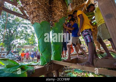 Menschen dekorieren Kolams in Tempelfest. Neelamperoor Padayani am Neelamperoor Palli Bhagavathi Tempel, Alappuzha. Stockfoto