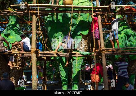 Menschen dekorieren Kolams in Tempelfest. Neelamperoor Padayani am Neelamperoor Palli Bhagavathi Tempel, Alappuzha. Stockfoto