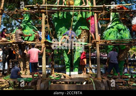 Menschen dekorieren Kolams in Tempelfest. Neelamperoor Padayani am Neelamperoor Palli Bhagavathi Tempel, Alappuzha. Stockfoto