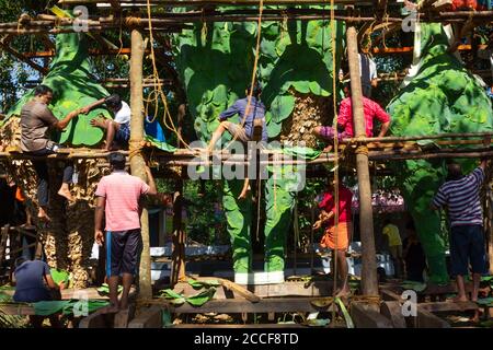 Menschen dekorieren Kolams in Tempelfest. Neelamperoor Padayani am Neelamperoor Palli Bhagavathi Tempel, Alappuzha. Stockfoto