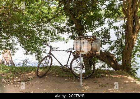 Fahrrad mit Töpfen, Fluss Ivoloina, Taomasina, Tamatave, Madagaskar, Afrika, Indischer Ozean Stockfoto