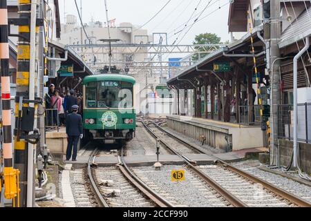 Kanagawa, Japan - Enoden Typ 1000 am Bahnhof Enoshima in Fujisawa, Kanagawa, Japan. Der Bahnhof wird von Enoshima Electric Railway (Enoden) betrieben. Stockfoto