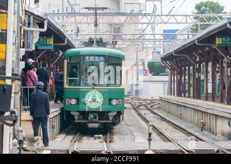 Kanagawa, Japan - Enoden Typ 1000 am Bahnhof Enoshima in Fujisawa, Kanagawa, Japan. Der Bahnhof wird von Enoshima Electric Railway (Enoden) betrieben. Stockfoto