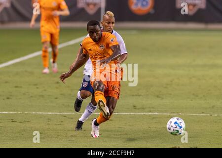 21. August 2020: Houston Dynamo-Verteidiger Maynor Figueroa (15) schickt den Ball in der ersten Halbzeit gegen den FC Dallas in Houston, Texas. Maria Lysaker/CSM. Stockfoto