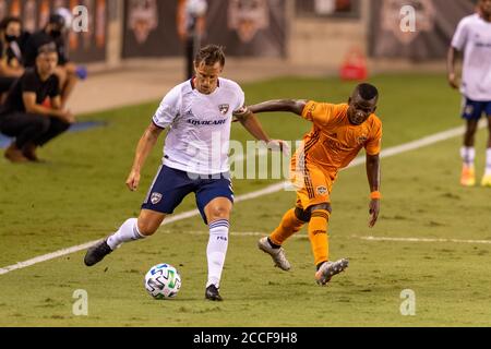 21. August 2020: Houston Dynamo-Stürmer Carlos Darwin Quintero (23) und FC Dallas-Verteidiger Reto Ziegler (3) kämpfen während des Spiels in Houston, Texas, um den Ball. Maria Lysaker/CSM. Stockfoto