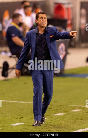 21. August 2020: Houston Dynamo-Cheftrainer Tab Ramos reagiert in der zweiten Halbzeit gegen den FC Dallas in Houston, Texas, auf einen Anruf auf dem Platz. Maria Lysaker/CSM. Stockfoto