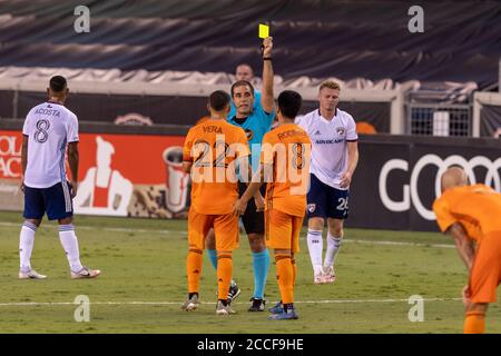 21. August 2020: Houston Dynamo Mittelfeldspieler Memo Rodriguez (8) wird in der ersten Halbzeit gegen den FC Dallas in Houston, Texas, eine gelbe Karte ausgegeben. Maria Lysaker/CSM. Stockfoto