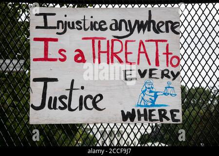 Ein Schild hängt an der temporären Metallzäunung, die das Weiße Haus und Lafayette Square in der Nähe von Black Lives Matter Plaza, in Washington, DC, am 21. August 2020 inmitten der Coronavirus-Pandemie umgibt. Diese Woche nahmen der ehemalige Vizepräsident Joe Biden und Senator Kamala Harris (D-CA) die demokratische Nominierung für Präsident und Vizepräsident während einer landesweiten virtuellen Versammlung vor der Republikanischen Nationalversammlung an, die nächste Woche mit persönlichen Veranstaltungen in Charlotte, N.C., und Washington stattfinden soll. (Graeme Sloan/Sipa USA) Stockfoto