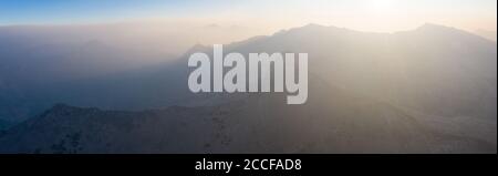 Der Sonnenaufgang begrüßt die hohen Gipfel der Sierra Nevada. Diese wunderschönen Granitberge verlaufen entlang des östlichen Randes Kaliforniens. Stockfoto