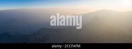 Der Sonnenaufgang begrüßt die hohen Gipfel der Sierra Nevada. Diese wunderschönen Granitberge verlaufen entlang des östlichen Randes Kaliforniens. Stockfoto