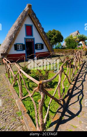 Typische Santana Ferienhäuser in der Gemeinde Santana, Madeira, Portugal Stockfoto