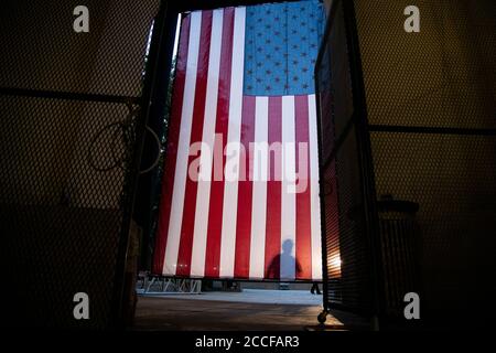 Eine riesige amerikanische Flagge hängt in Woodrow Wilson Plaza hinter temporären Metallzäunen vor der Republikanischen Nationalversammlung 2020, in Washington, DC, am 21. August 2020 inmitten der Coronavirus-Pandemie. Präsident Trump wird die republikanische Nominierung für den Präsidenten vom South Lawn des Weißen Hauses akzeptieren, da andere Kongressveranstaltungen auch auf Bundeseigentum stattfinden C-Ethik-Experten haben Bedenken geäußert, dass dies möglicherweise Bundeskorruptionsgesetze verletzt, die die Verwendung von Regierungseigentum und Mitarbeitern für einschränken Politische Aktivitäten. (Graeme Sloan/Sipa USA) Stockfoto