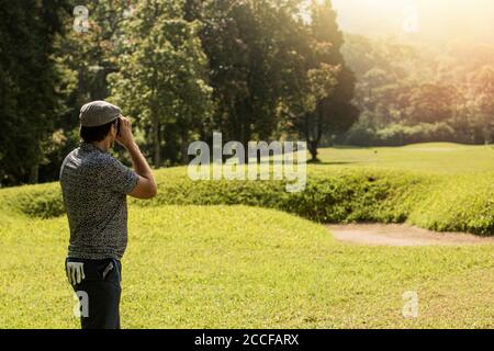 Eine Person, die auf einem Gras bedeckten Feld steht. Hochwertige Fotos Stockfoto
