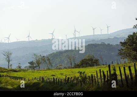 Windturbinen, in der Nähe von Dos Rios, Provinz Guanacaste, Nord-Costa Rica, Mittelamerika, Costa Rica stellt den Großteil seines Strombedarfs über Alterna Stockfoto