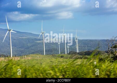 Windkraftanlagen, Provinz Guanacaste, Nord-Costa Rica, Mittelamerika, Costa Rica stellt den Großteil seines Strombedarfs über alternative Energien zur Verfügung Stockfoto