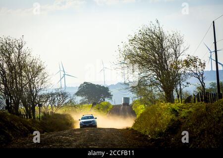 Fahrzeuge auf der Straße, Windräder, Provinz Guanacaste, Nord-Costa Rica, Mittelamerika, Costa Rica stellt den Großteil seines Strombedarfs über alte Stockfoto