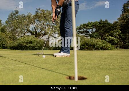 Eine Person, die einen Golfclub hält. Hochwertige Fotos Stockfoto