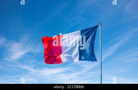 Französische Flagge im Wind gegen einen blauen Himmel Stockfoto