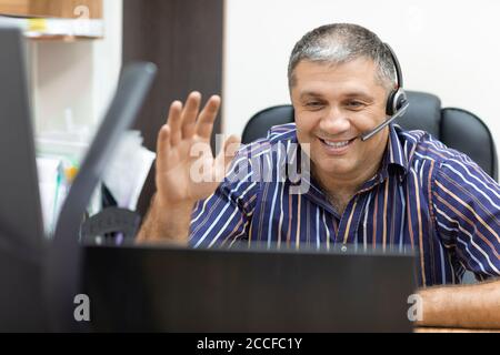 Mann mit Videogespräch im Büro. Online-Gespräch. Nahaufnahme. Stockfoto
