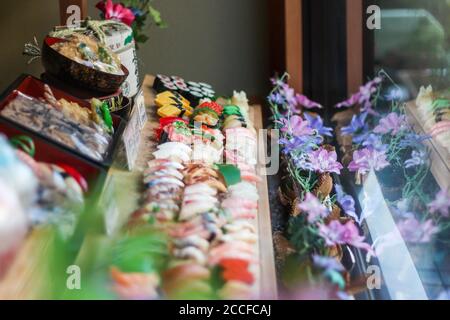 Sushi aus Plastik in einem Schaufenster in Japan Stockfoto