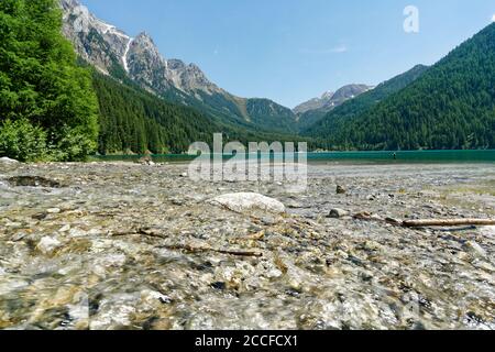 Der Antholzer See in den Bergen des Naturparks Rieserferner-Ahrn, Pustertal, Südtirol, Italien Stockfoto