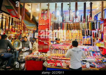 Haridwar, Garhwal, Indien - 3. November 2018 : farbenfrohe Ornamente werden verkauft, Nachtbild von Motibazar, einem berühmten Marktplatz für Touristen. Stockfoto