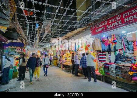 Haridwar, Garhwal, Indien - 3. November 2018 : Besucher, die nachts an Motibazar vorbeikommen, einem berühmten Marktplatz für Touristen, die Haridwar besuchen. Stockfoto