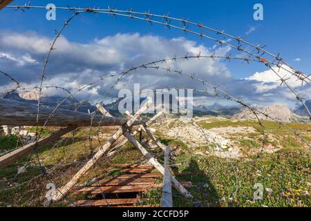 Stacheldraht zwischen den Schützengräben des Ersten Weltkrieges auf dem Monte Piana, Sexten Dolomiten, Auronzo di Cadore, Belluno, Venetien, Italien Stockfoto