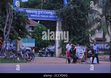 Kambodschanische Polizei Kontrollpunkt vor der kambodschanischen Volkspartei Hauptquartier während der COVID - 19 Pandemie. Tang Krasang, Provinz Kampong Thom, Kambodscha. © Kraig Lieb Stockfoto