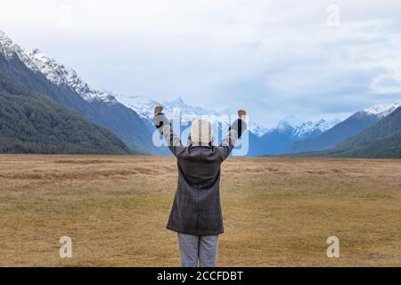 Junge asiatische Reisende feiern Erfolg im Eglinton Valley, Te anua, South Island, Neuseeland Stockfoto