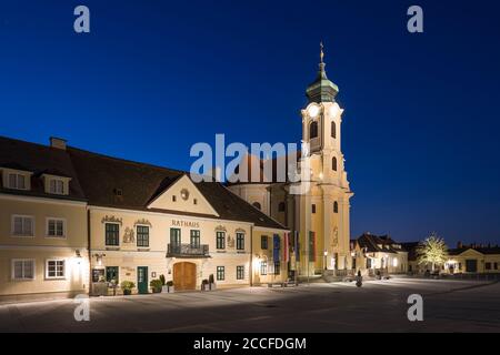 Rathaus und Pfarrkirche am Schloßplatz in Laxenburg, Niederösterreich, Österreich Stockfoto