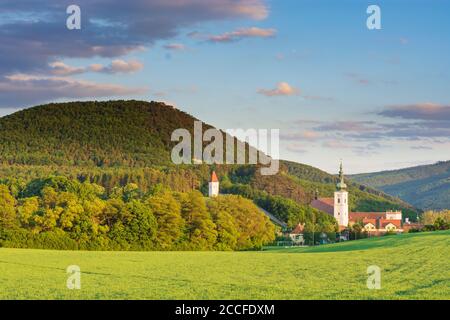 Heiligenkreuz, Stift Kloster Heiligenkreuz, Gipfel Grosser Bodenberg (links) im Wienerwald / Wienerwald, Niederösterreich, Österreich Stockfoto