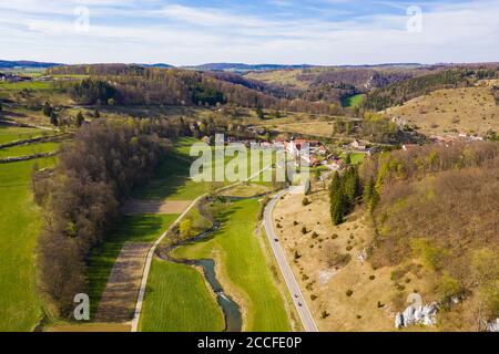 Deutschland, Baden-Württemberg, Schwäbische Alb, Lautertal, Blick auf Bichishausen, große lauter, Luftbild, Straße, Verkehr Stockfoto