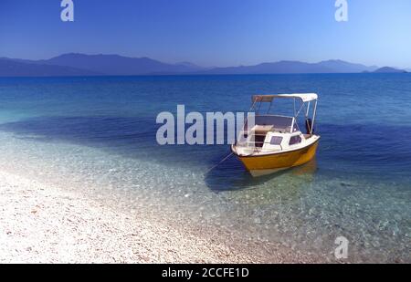 Gelbes Boot vor Anker zwischen dichten Köderfischschule, Russell Island, Frankland Islands National Park, Great Barrier Reef, Queensland, Australien. Keine PR Stockfoto