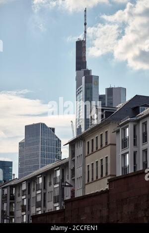 Blick vom Frankfurter Mainufer auf die Commerzbank und den Taunus-Turm mit den Wohngebäuden am Mainkai im Vordergrund. Stockfoto