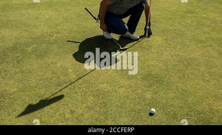 Eine Person, die Golf spielt. Hochwertige Fotos Stockfoto