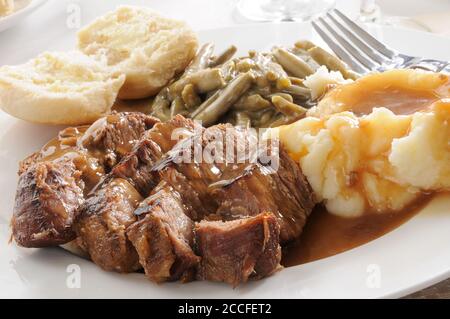 Roastbeef geglättet in Pilzsoße mit Kartoffelpüree Stockfoto