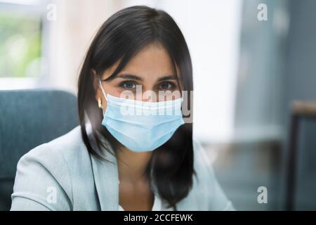 Bürozentrum Rezeptionistin Frau Mit Medizinischer Maske Stockfoto