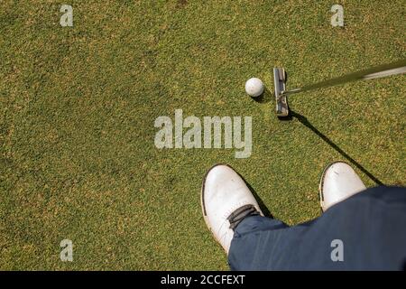 Eine Person, die Golf spielt. Hochwertige Fotos Stockfoto