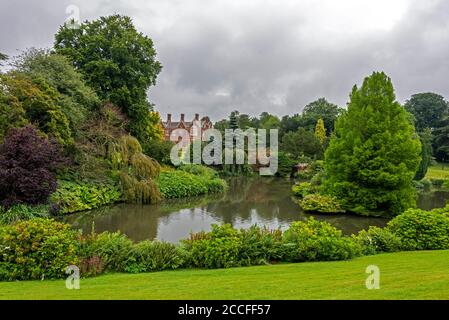 Die Gärten und der große See auf der Rückseite des Sandringham House, ein denkmalgeschütztes viktorianisches Landhaus in 20,000 Morgen Land in der Nähe des Vil Stockfoto