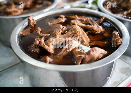 Chinesische geschmorte Ente in Topf mit verschiedenen Entensoße Straße Essen aus Thailand Stockfoto