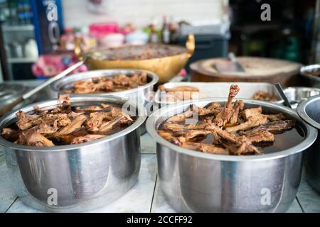 Chinesische geschmorte Ente in Topf mit verschiedenen Entensoße Straße Essen aus Thailand Stockfoto