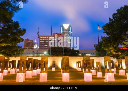 Oklahoma City USA - 9. September 2015; 9:03 Uhr, Feld der leeren Stühle im Oklahoma National Memorial and Museum im Stadtzentrum mit einem Teil der städtischen Kommerzum Stockfoto